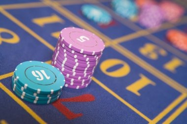 Live Buffalo King dealer studio with blackjack table and HD cameras